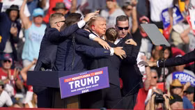 Cựu Tổng thống Mỹ Donald Trump được đưa ra khỏi sân khấu trong tình trạng đẫm máu sau khi có nhiều tiếng súng nổ ra tại cuộc mít tinh ở Pennsylvania