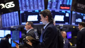 S&P 500 ghi nhận mức cao kỷ lục mới, giá dầu tiếp tục tăng mạnh