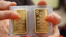 Vàng thế giới tăng vọt, chênh lệch với giá trong nước 3,6 triệu đồng/lượng