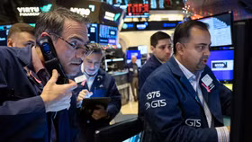 Dow Jones áp sát đỉnh cao lịch sử, giá dầu giảm nhẹ