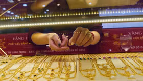 Giá vàng thế giới vượt mốc 2.450 USD/ounce, trong nước biến động