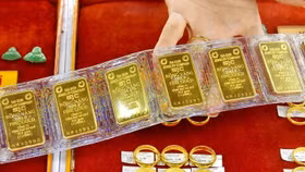 Chạy trước tin giảm lãi suất, giá vàng thế giới hướng đến mốc 2.500 USD/oz