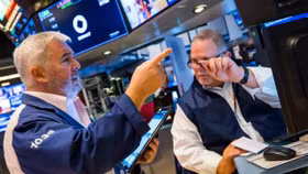 Nasdaq và S&P 500 lao dốc, Dow Jones đi ngược xu hướng chung