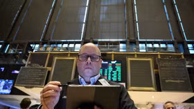 Phố Wall phục hồi trong lúc giới đầu tư ngóng chờ hàng loạt dữ liệu quan trọng mới