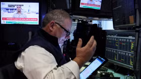 Chứng khoán Mỹ tăng nhẹ, giá dầu ghi nhận mức cao mới 