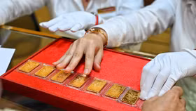 Giá vàng tiếp tục tăng mạnh, trong nước chênh thế giới 2,6 triệu đồng/lượng
