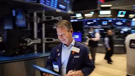 Phố Wall tăng điểm khi dữ liệu về doanh số bán lẻ mang lại hy vọng cắt giảm lãi suất