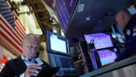 Nasdaq phá đỉnh 5 phiên liên tiếp, giá dầu kết thúc chuỗi giảm 3 tuần