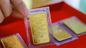 Giá vàng trong nước tiếp tục giảm mạnh sau khi 4 ngân hàng tham gia thị trường