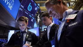 Chứng khoán Mỹ nín thở chờ thông tin Fed giảm lãi suất