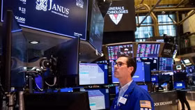 Chứng khoán Mỹ giảm điểm, giá dầu lên mức cao nhất 5 tháng