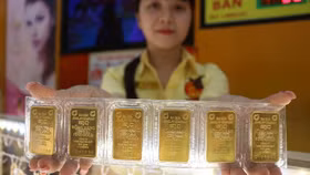 Vàng thế giới trượt nhẹ, giá trong nước vẫn đắt hơn thế giới 3,6 triệu đồng