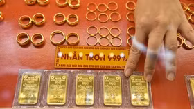 Vàng trong nước giảm sốc 1,8 triệu đồng/lượng, tụt về bằng giá ngân hàng bán ra