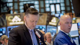 S&P 500 áp sát mốc cao kỷ lục khi sự lạc quan về AI thúc đẩy cổ phiếu các công ty sản xuất chip