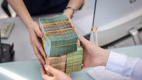 Tăng trưởng tín dụng bằng nửa cùng kỳ, bảo hiểm tiếp tục gặp khó