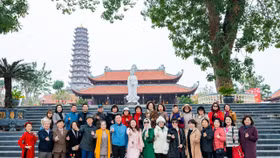 Đoàn doanh nhân VACOD - HBA du Xuân 2024 chụp ảnh lưu niệm