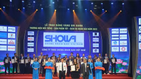 Đại diện Showa Brain Navi Việt Nam nhận giải