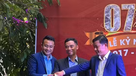 Ông Võ Thành Đạt (giữa) cùng các thành viên trong ban giám đốc Trần Anh Tây Sài Gòn tại lễ kỷ niệm 7 năm thành lập.