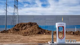 Elon Musk khiến toàn ngành công nghiệp sạc xe điện lao đao