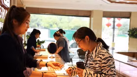 Người dân Trung Quốc nhịn uống Starbucks, mua đồ Gucci để... tích vàng