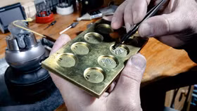 Các thương hiệu xa xỉ đau đầu tìm thợ thủ công may túi, chế tác trang sức