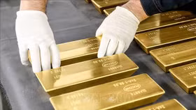 Giá vàng tiếp tục bốc hơi thêm 300.000 đồng mỗi lượng