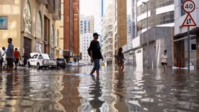 Thiên đường sa mạc Dubai chao đảo vì... mưa