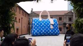 Công ty mẹ của Dior, Louis Vuitton... và mối quan hệ không thể tách rời với Trung Quốc
