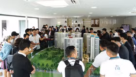 Khách hàng tham quan khu căn hộ mẫu Cát Tường Phú An