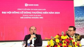 Ông Lê Thống Nhất, Chủ tịch Danh Khôi Group, trả lời các cổ đông chiều 25/6. Ngồi bên cạnh là ông Nguyễn Huy Cường, Tổng giám đốc