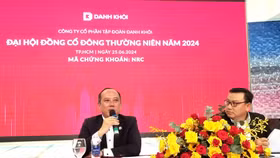 Ông Lê Thống Nhất, Chủ tịch Danh Khôi Group, trả lời các cổ đông chiều 25/6. Ngồi bên cạnh là ông Nguyễn Huy Cường, Tổng giám đốc