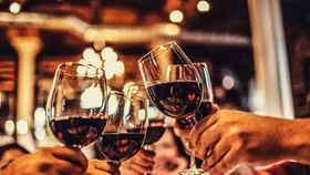 Bật Champagne bàn chuyện biến số trong năm 2024 của chứng trường bạc tỷ 