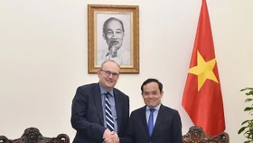 Phó Thủ tướng Trần Lưu Quang đã tiếp Giám đốc vận hành của Tập đoàn LEGO Carsten Rasmussen đang có chuyến thăm và làm việc tại Việt Nam