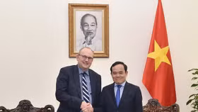 Phó Thủ tướng Trần Lưu Quang đã tiếp Giám đốc vận hành của Tập đoàn LEGO Carsten Rasmussen đang có chuyến thăm và làm việc tại Việt Nam