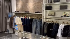 Một cửa hàng kinh doanh "chui" công khai bán sản phẩm thời trang giả mạo nhãn hiệu Burberry, Gucci 