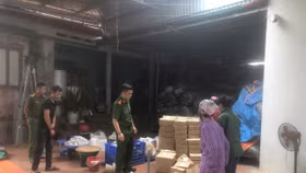 Một hộ kinh doanh sản xuất số lượng lớn bánh kẹo có dấu hiệu giả mạo nhãn hiệu Bibica, Cosy