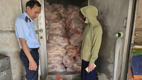 Quản lý thị trường Hà Nội liên tục thu giữ thực phẩm đông lạnh không đảm bảo an toàn