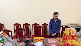 Cửa hàng kinh doanh điện thoại bán pháo hoa của Z121 nhưng không chứng minh được nguồn gốc