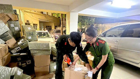 Phòng Cảnh sát kinh tế, Công an thành phố Hà Nội vừa có quyết định khởi tố vụ án hàng chục đối tượng vì hành vi buôn bán hàng cấm là thuốc lá điện tử với số lượng cực lớn...