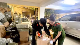 Phòng Cảnh sát kinh tế, Công an thành phố Hà Nội vừa có quyết định khởi tố vụ án hàng chục đối tượng vì hành vi buôn bán hàng cấm là thuốc lá điện tử với số lượng cực lớn...