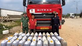Tạm giữ nhiều phương tiện vận chuyển dầu trái phép trên biển và khu vực biên giới