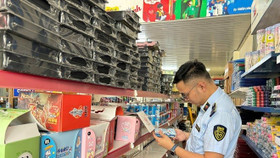 Quản lý thị trường thu giữ nhiều sách, bút nhập lậu trước thềm năm học mới