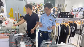Công ty Lotus Square công khai bán hàng hoá giả mạo nhãn hiệu Nike, Stussy