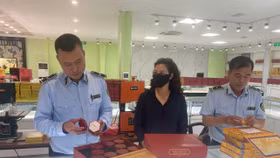 Kiểm tra Công ty Đồng nhân đường Nam Dương, phát hiện lượng lớn thực phẩm chức năng nhập lậu