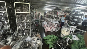 Triệt phá cơ sở sản xuất, thu giữ hàng chục nghìn sản phẩm quần áo thể thao giả mạo nhãn hiệu Yonex