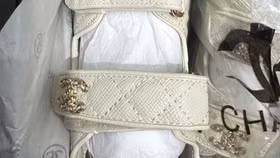 Kiểm tra phố thời trang, Quản lý thị trường Hà Nội thu giữ hàng nghìn sản phẩm giày, dép giả mạo nhãn hiệu Adidas, Gucci...