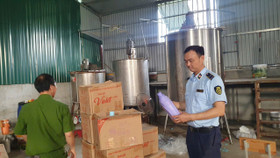 Xử phạt hành chính một doanh nghiệp vì hành vi sản xuất hàng giả