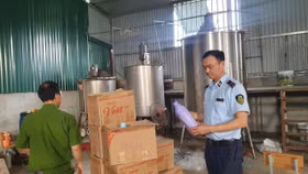 Xử phạt hành chính một doanh nghiệp vì hành vi sản xuất hàng giả