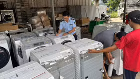 Thu giữ lượng lớn hàng cấm nhập khẩu trong kho máy giặt, điều hoà