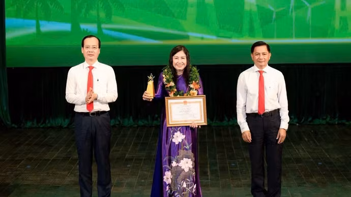 Bà Đặng Thị Trúc Lan Chi và Công ty Vĩnh Tiến được tôn vinh “Doanh nghiệp, Doanh nhân tiêu biểu” tỉnh Vĩnh Long 2026